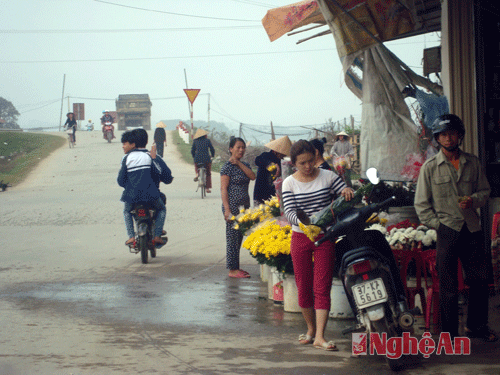 -Trên tỉnh lộ 533 đoạn ngã tư thị tứ Rộ (xã Võ Liệt) - nơi thường xuyên xảy ra tai nạn, một số hộ kinh doanh cũng che chắn không gian, lấn chiếm lòng lề đường biến thành nơi bán hoa 