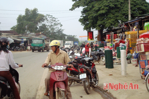 -Tại thị tứ chợ Cồn, xã thanh Dương, 2 bên quốc lộ 46, các hộ kinh doanh cũng lấn chiếm vỉa hè.