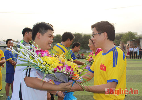 Đồng chí Nguyễn Văn Thông - Ủy viên Ban Thường vụ, Trưởng Ban Nội chính Tỉnh ủy tặng hoa chúc mừng các đội bóng. 