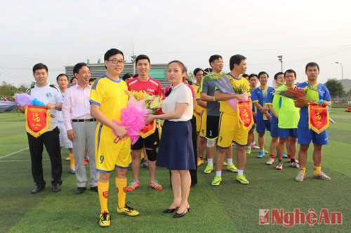 Đồng chí Phạm Hồng Toan - Ủy viên BCH Đảng bộ tỉnh tặng hoa chúc mừng Ban Nội chính Tỉnh ủy.