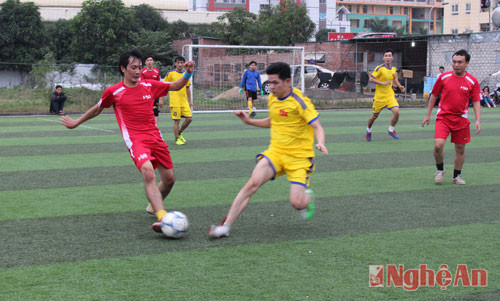 Trận đấu khai mạc giữa Ban Nội chính Tỉnh ủy và Báo Nghệ An diễn ra quyết liệt ngay từ đầu trận.