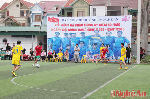 Trận đấu khai mạc giải diễn ra giữa hai đội  Ban Nội chính Tỉnh ủy và Báo Nghệ An.