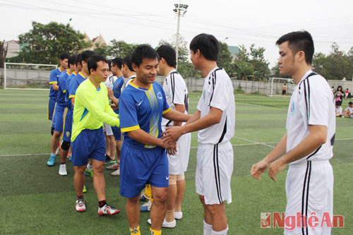 Trận đấu thứ 2 diễn ra giữa đội Sở TN - MT (áo trắng) và đội Quỳ Hợp (áo xanh).