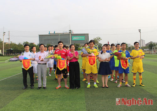 Ban tổ chức trao cờ lưu niệm cho các đội tham dự giải.