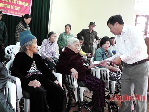 Lãnh đạo UBND huyện Yên Thành trao quà Tết cho người khuyết tật hệ vận động