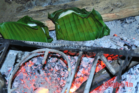 Nướng bánh trên bếp than hồng là món được người Mông ưa chuộng nhất vì mùi vị thơm đặc trưng của bánh