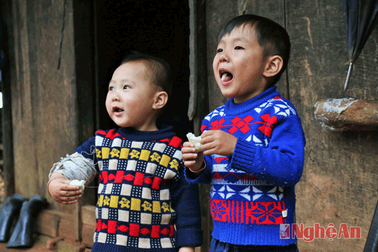 Niềm vui trẻ thơ khi ăn “lu dúa”