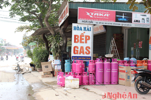 Cho đến bình ga, hàng gia dụng cũng bày bán ra toàn vỉa hè, lấn xuống lòng đường