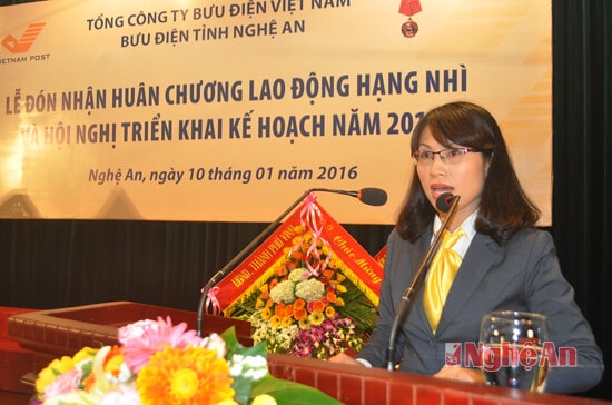 Bà Bùi Thị Minh - Bí thư Đảng ủy, Giám đốc Bưu điện tỉnh Nghệ An báo cáo thành tích của Bưu điện tỉnh giai đoạn 2010-2014 và kết quả sản xuất kinh doanh năm 2015