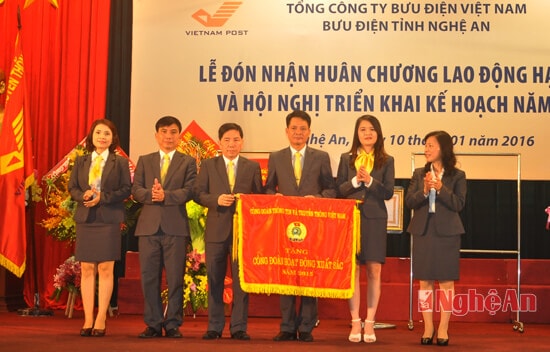 Bưu điện tỉnh Nghệ An nhận Cờ thi đua xuất sắc của Chính phủ