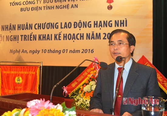 Đồng chí Lê Ngọc Hoa - Phó Chủ tịch UBND tỉnh phát biểu chúc mừng Bưu điện tỉnh Nghệ An và gợi mở một số mục tiêu để ngành có đóng góp tích cực hơn vào phát triển kinh tế xã hội của tỉnh