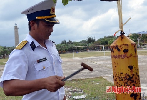 Là “Tiền đồn” của tổ quốc, Vùng biển Trường Sa luôn nóng với những hoạt động xâm phạm của tàu, máy bay nước ngoài. Đảo Song Tử Tây luôn được đặt trong tinh thần cảnh giác cao độ.