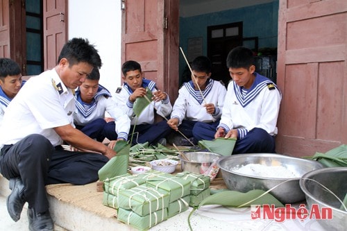 Nhờ sự quan tâm của các cấp ngành, địa phương và nhân dân cả nước. Giờ đây, Tết ở Song Tử Tây cũng đầy đủ như đất liền. Các cán bộ chiến sỹ đảo gói bánh chưng chuẩn bị tết.