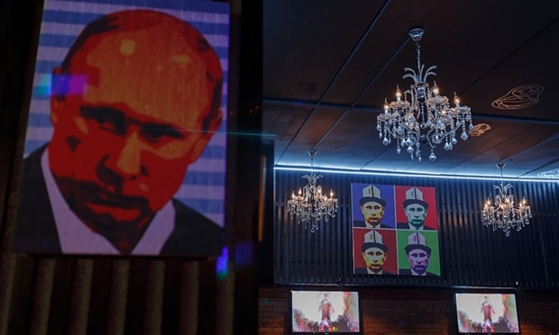 Hình ảnh nhà lãnh đạo Nga được treo đầy bên trong Putin Pub. Ảnh: Guardian