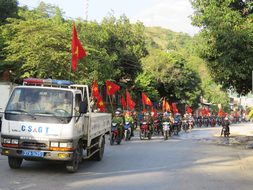 Các lực lượng chức năng, đoàn thể huyện Kỳ Sơn tham gia diễu hành Hưởng ứng Năm ATGT Ảnh: Trần Đức