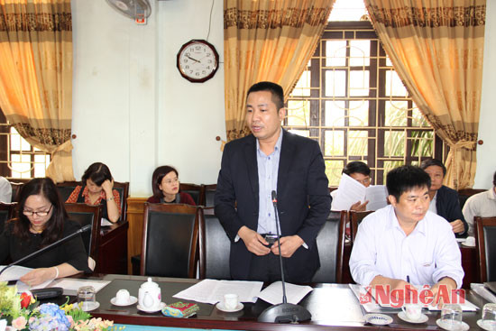 Ông Nguyễn Cao Điến, Tổng giám đốc Nhà máy Xi măng Tân Thắng trình bày tiến độ thi công nhà máy