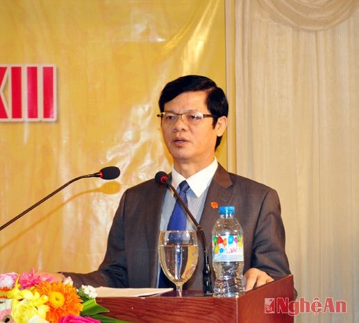 Đồng chí Lê Xuân Đại - Ủy viên Ban Thường vụ Tỉnh ủy, Phó Chủ tịch UBND tỉnh báo cáo tình hình thực hiện kinh tế - xã hội 9 tháng đầu năm 2015