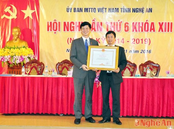 Đồng chí Lê Xuân Đại - Ủy viên Ban Thường vụ Tỉnh ủy, Phó Chủ tịch UBND tỉnh báo cáo tình hình thực hiện kinh tế - xã hội 9 tháng đầu năm 2015