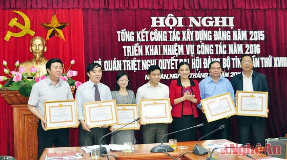 Đồng chí Cao Thị Hiền - Ủy viên Ban Thường vụ Tỉnh ủy, Phó Chủ tịch HĐND tỉnh trao tặng Giấy khen cho 4 tập thể đạt danh hiệu Trong sạch Vững mạnh tiêu biểu và 6 đảng viên Xuất sắc tiêu biểu năm 2015