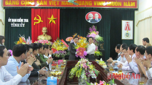 Đồng chí Nguyễn Xuân Sơn trao quyết định điều động, bố trí cán bộ cho đồng chí Lê Hồng Vinh