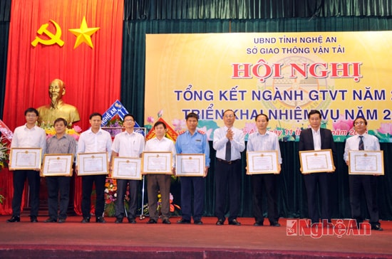 Trao Bằng khen của Bộ GTVT cho 3 tập thể, 8 cá nhân có nhiều thành tích trong công tác.