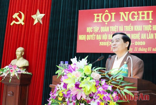 Đồng chí Bùi Đình Sâm, Phó ban Tuyên giáo Tỉnh ủy quán triệt Nghị quyết.