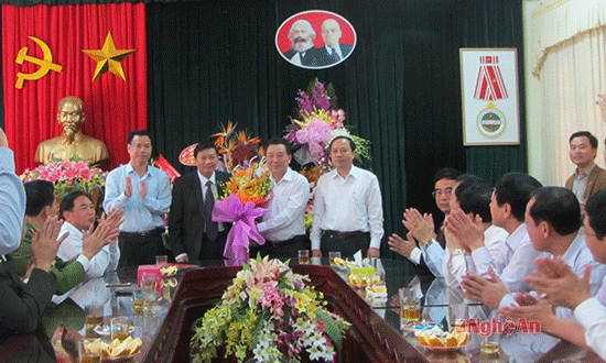 Lãnh đạo UBKT Tỉnh ủy tặng hoa chúc mừng đồng chí Lê Hồng Vinh