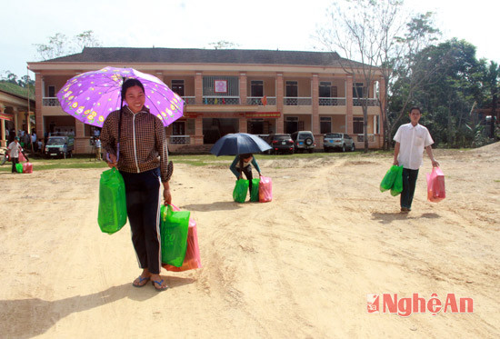 Người dân xã Diên Lãm vui mừng vì được nhận gạo và các nhu yếu phẩm khác để chuẩn bị đón Tết Bính Thân 2016.