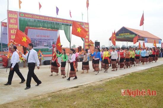 Nông dân Cẩm Sơn trong ngày lễ về đích Nông thôn mới của xã