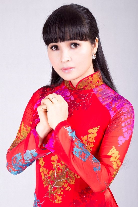 Trang Nhung gửi tặng áo dài gây quỹ từ thiện.