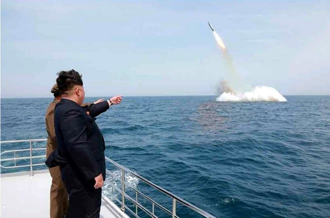 Nhà lãnh đạo Triều Tiên Kim Jong-un theo dõi một vụ thử tên lửa. (Nguồn: KCNA)