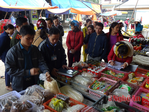 Đoàn kiểm tra ATTP huyện yên Thành kiểm tra tại chợ Hợp Thành