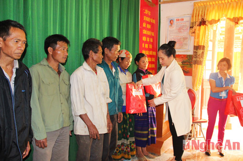 Đồng chí Đinh Thị Lệ Thanh trao 10 suất quà, mỗi suất trị giá 500 nghìn đồng cho đại diện 10 hộ nghèo xã Bảo Nam.