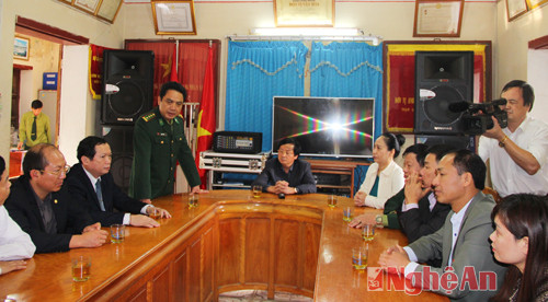 Thượng tá Đặng An Sơn báo cáo tình hình hoạt động của Đồn Biên phòng Cửa khẩu quốc tế Nậm Cắn trong năm 2015 và phương hướng hoạt động năm 2016. 
