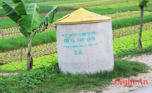 Bên cạnh mỗi thửa ruộng đều có thùng đựng rác thải để tránh ô nhiễm môi trường. 