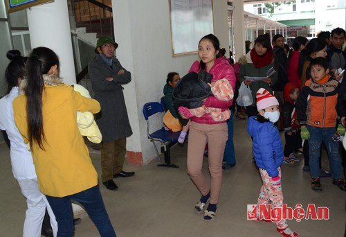Rét đậm về, số lượng trẻ đến bệnh viện khám, điều trị tại Bệnh viện Sản Nhi Nghệ An rất đông, tăng lên khoảng so với 20% so với ngày thường, xấp xỉ 700 trẻ/ngày.