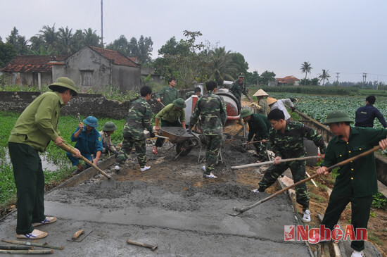 Đoàn đường nào có khối lượng lớn và thưa dân, lãnh đạo xã mời cán bộ chiến sỹ Đồn Biên phòng đóng trên địa bàn là đơn vị kết nghĩa tham gia giúp đỡ