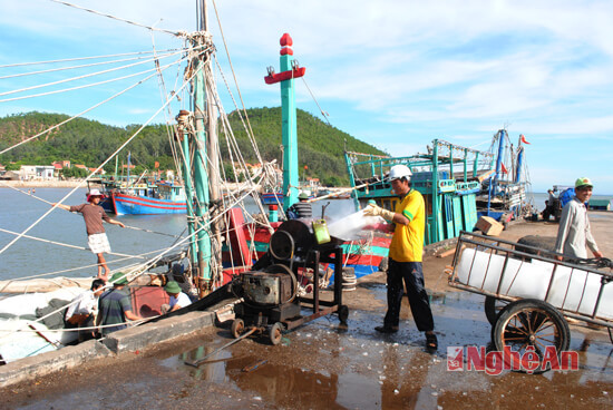 Người dân thôn Đức Long tranh thủ lợi thế xã có Lạch Quèn tăng cường phát triển dịch vụ hậu cần nghề cá như cung cấp đá lạnh, nước ngọt, xăng dầu 