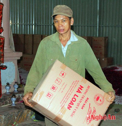 Hầu hết các cơ sở sản xuất hương trầm ở Qùy Châu đều được khách ở các vùng trong và ngoài tỉnh đến đặt hàng. Khi sản xuất đủ số lượng sẽ có xe đến vận chuyển cung ứng cho thị trường.