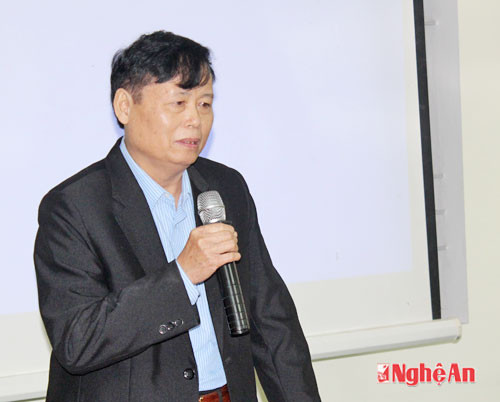 Đồng chí Lâm Văn Đoàn - Phó Tổng Biên tập Báo Nghệ An phát biểu tại cuộc tập huấn.