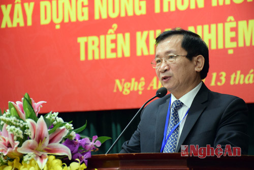 Đồng chí Đinh Viết Hồng - Phó Chủ tịch UBND tỉnh báo cáo tổng kết 5 năm thực hiện chương trình mục tiêu Quốc gia xây dựng NTM giai đoạn 2011 - 2015, triển khai nhiệm vụ năm 2016.