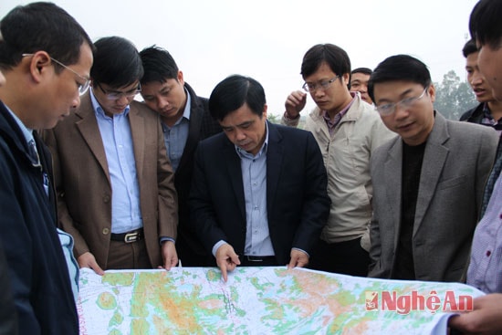 Đồng chí Huỳnh Thanh Điền, Phó chủ tịch UBND tỉnh đang kiểm tra hồ sơ tuyến đường N5