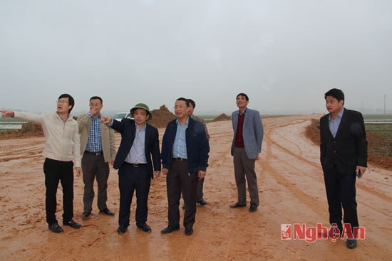 Đồng chí Huỳnh Thanh Điền, Phó chủ tịch UBND tỉnh cùng đoàn công tác kiểm tra tiến độ đường N5