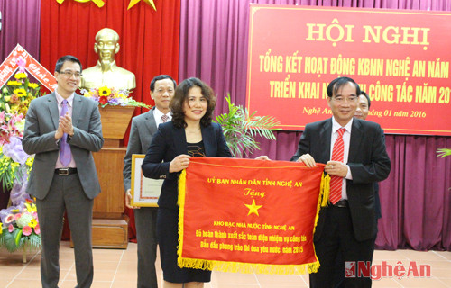 Đồng chí Hoàng Viết Đường, phó chủ tịch UBND tỉnh trao bằng khen của UBND tỉnh cho KBNN Nghệ An