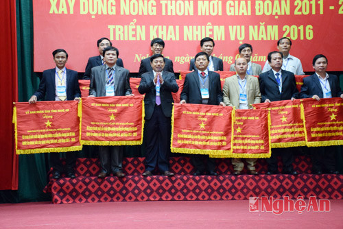 Đồng chí Nguyễn Xuân Đường - Phó Bí thư Tỉnh ủy, Chủ tịch UBND tỉnh trao Cờ Thi đua của UBND tỉnh cho các đơn vị.