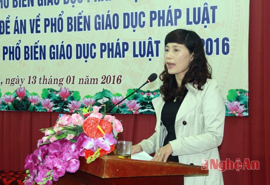 Bà Nguyễn Thị Quế Anh, Phó giám đốc Sở Tư pháp trình bày báo cáo tổng kết 5 năm thực hiện đề án 258.