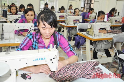 Các học viên thực hành lớp may công nghiệp tại Trung tâm. Sau khi được học nghề chắc chắn các em sẽ tìm được việc làm để từng bước nâng cao thu nhập cũng như làm chủ cuộc sống cho chính bản thân mình.