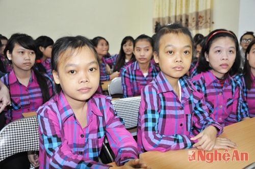 Hai em sinh đôi Nguyễn Thị Hiền, Nguyễn Thị Hòa (sinh năm 1993) đến từ Hoa Sơn (Anh Sơn)