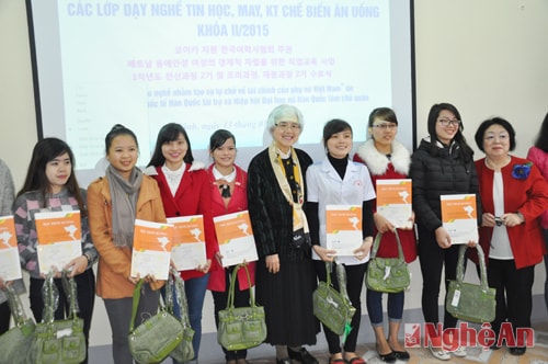 Bà Kim Jung Sil - Chủ tịch Kauw trao phần thưởng cho các học viên xuất sắc.