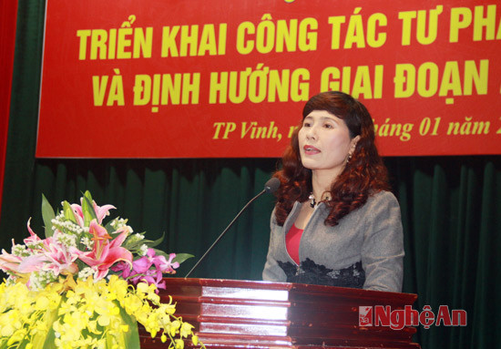 Bà Nguyễn Thị Quế Anh, Phó giám đốc Sở Tư pháp trình bày báo cáo công tác tư pháp năm 2015 và triển khai công t